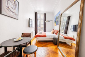 Luminous Studio Oasis Steps from The Louvre
